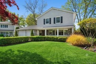 89 Brook Court S, New Hyde Park, NY 11040