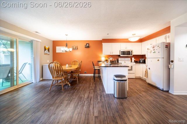 5060 Harbor Oak Drive 49, Waterford Charter Township, MI 48329