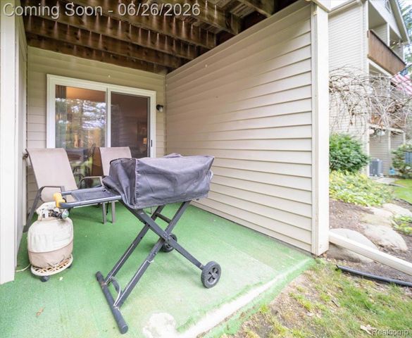 5060 Harbor Oak Drive 49, Waterford Charter Township, MI 48329