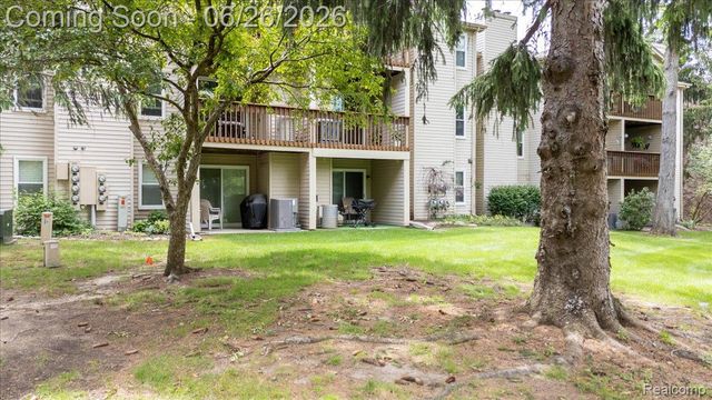 5060 Harbor Oak Drive 49, Waterford Charter Township, MI 48329