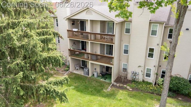 5060 Harbor Oak Drive 49, Waterford Charter Township, MI 48329
