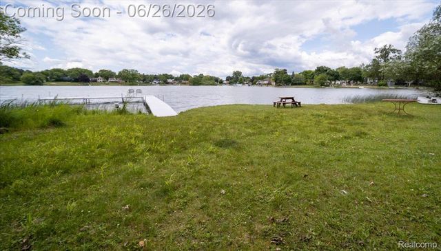 5060 Harbor Oak Drive 49, Waterford Charter Township, MI 48329