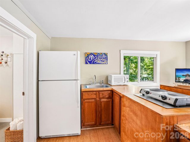 75 Cisco Road, Asheville, NC 28805