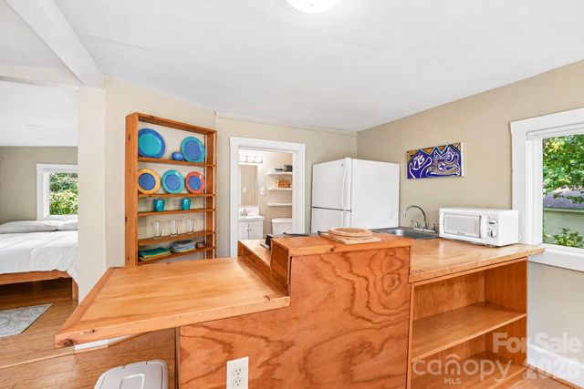 75 Cisco Road, Asheville, NC 28805