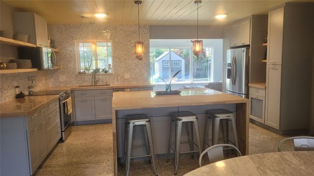 818 NW 28th Court, Wilton Manors, FL 33311