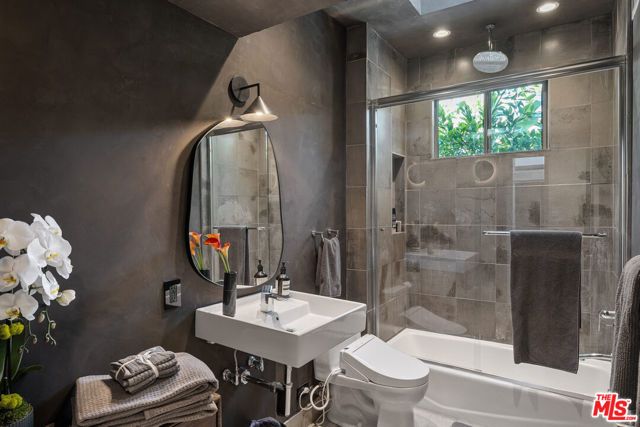 8735 Dorrington Avenue, West Hollywood, CA 90048