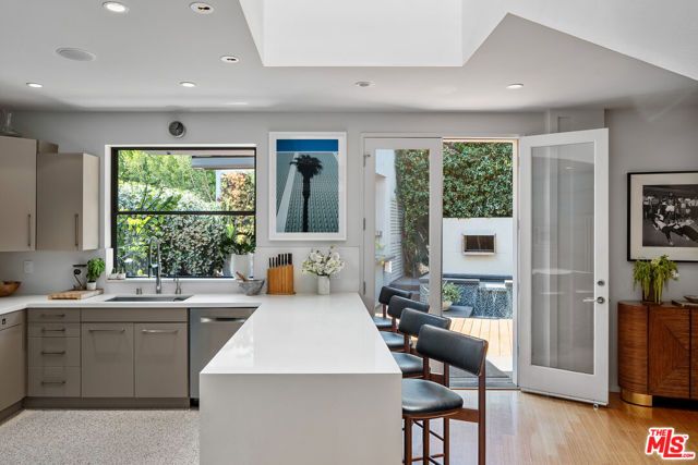 8735 Dorrington Avenue, West Hollywood, CA 90048