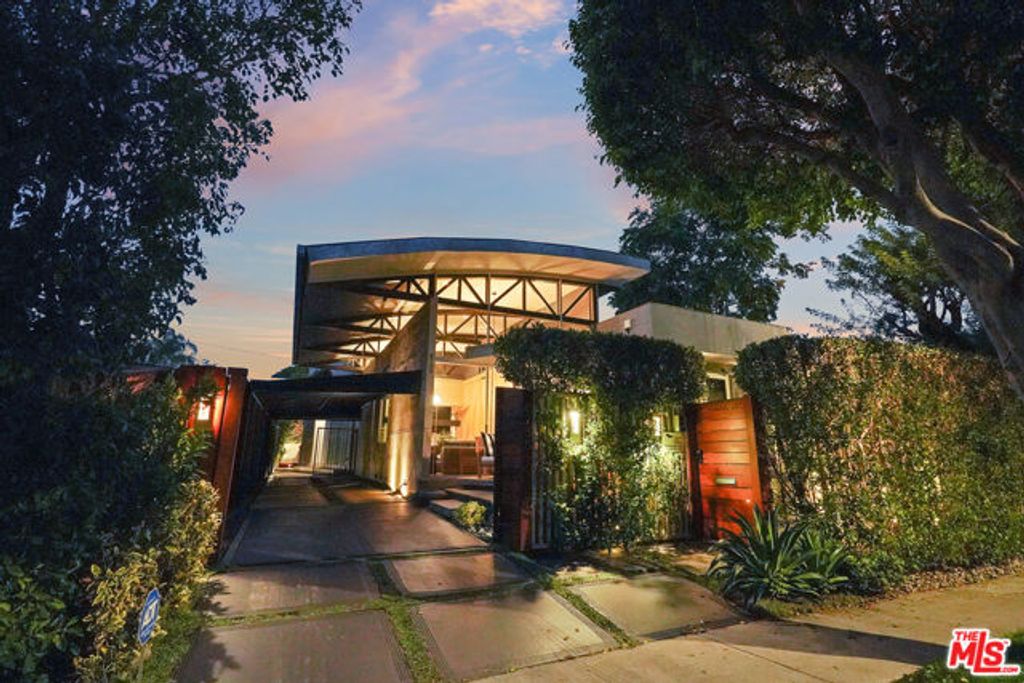 8735 Dorrington Avenue, West Hollywood, CA 90048
