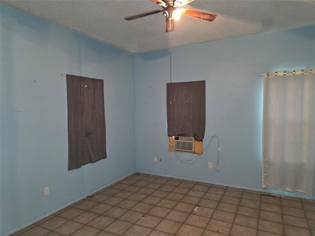 200 W Moerbe ST, Thorndale, TX 76577