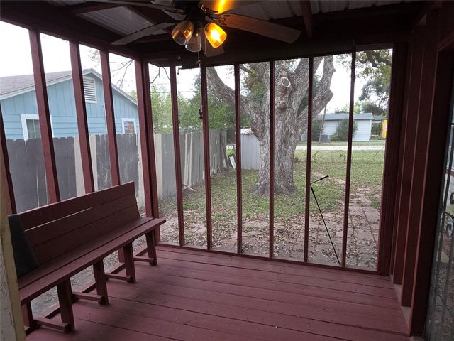 200 W Moerbe ST, Thorndale, TX 76577