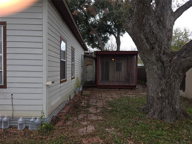 200 W Moerbe ST, Thorndale, TX 76577