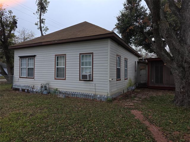 200 W Moerbe ST, Thorndale, TX 76577