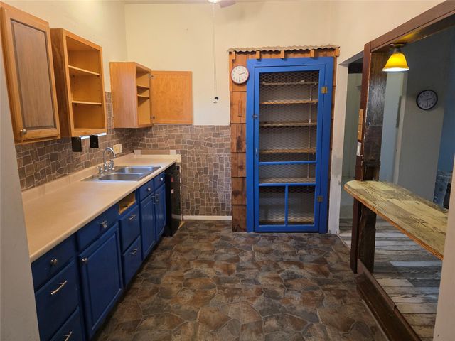 200 W Moerbe ST, Thorndale, TX 76577