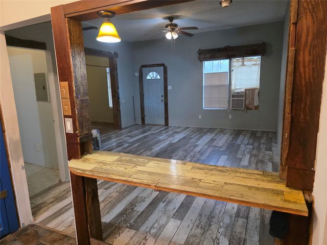 200 W Moerbe ST, Thorndale, TX 76577