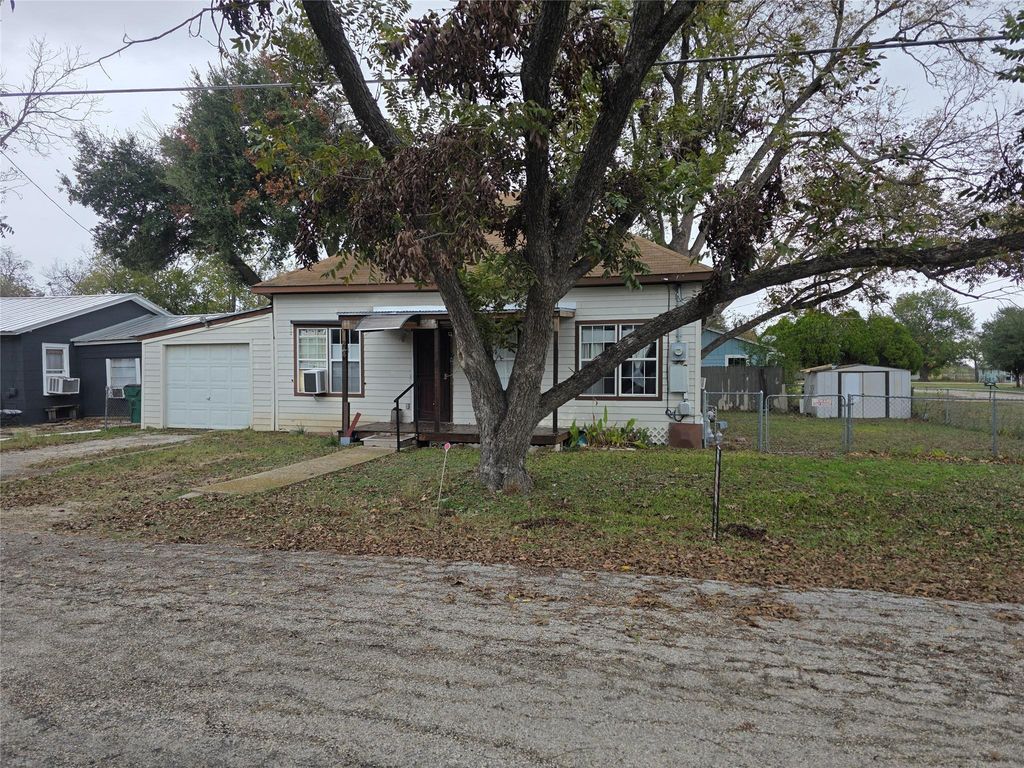 200 W Moerbe ST, Thorndale, TX 76577
