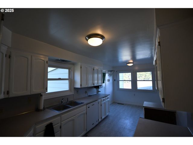 4233 CHENOWETH Rd, The Dalles, OR 97058