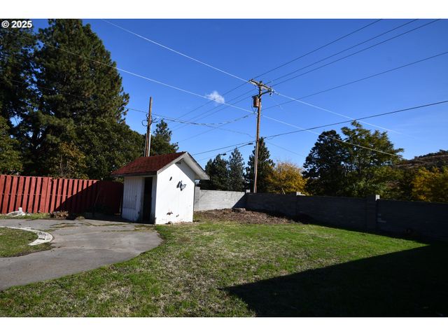 4233 CHENOWETH Rd, The Dalles, OR 97058