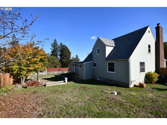 4233 CHENOWETH Rd, The Dalles, OR 97058