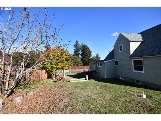 4233 CHENOWETH Rd, The Dalles, OR 97058