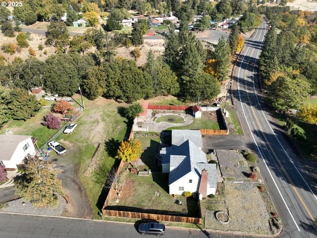 4233 CHENOWETH Rd, The Dalles, OR 97058