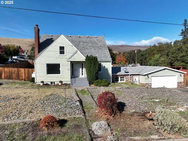 4233 CHENOWETH Rd, The Dalles, OR 97058