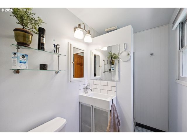 19113 TERRY Ave, Lake Oswego, OR 97035