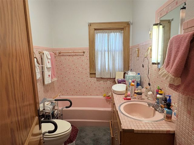 1448 Thompson Avenue, Des Moines, IA 50316