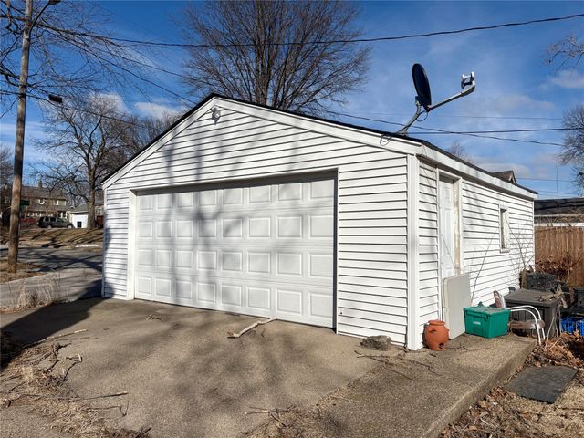 1448 Thompson Avenue, Des Moines, IA 50316