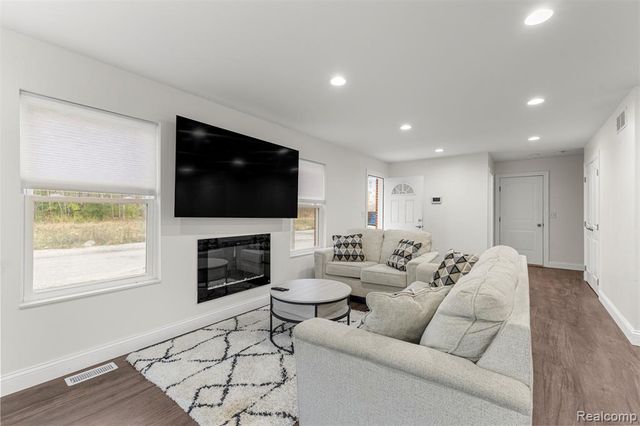 28202 Fortson Lane, Inkster, MI 48141
