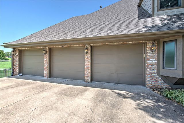 6847 Western Trails Drive, Springdale, AR 72762