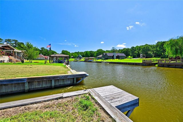 94 Wildwood Lake Drive, Huntsville, TX 77340