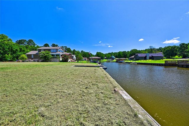 94 Wildwood Lake Drive, Huntsville, TX 77340