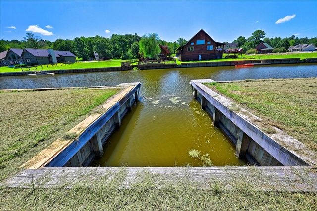 94 Wildwood Lake Drive, Huntsville, TX 77340