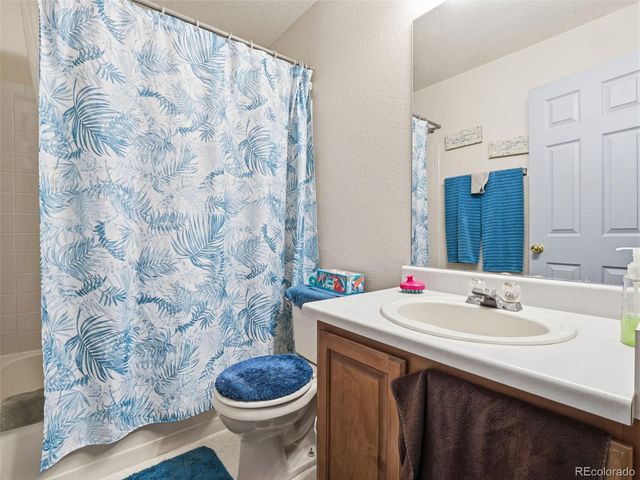 1960 Espana Way, Aurora, CO 80011