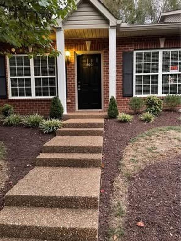 806 Cashmere Dr, Thompsons Station, TN 37179