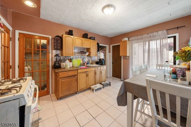 76 Kossuth St, Newark City, NJ 07105