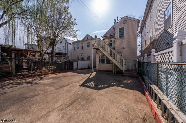 76 Kossuth St, Newark City, NJ 07105