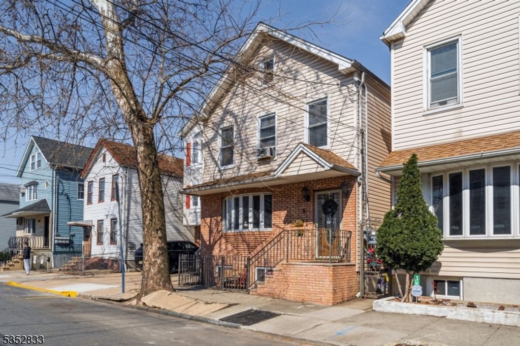 76 Kossuth St, Newark City, NJ 07105