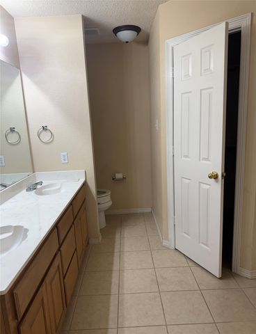 202 Castleridge Drive, Red Oak, TX 75154