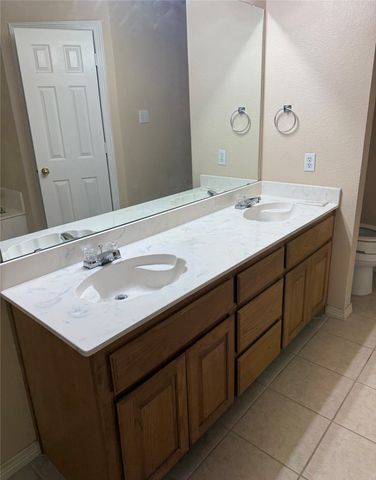 202 Castleridge Drive, Red Oak, TX 75154