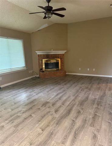 202 Castleridge Drive, Red Oak, TX 75154