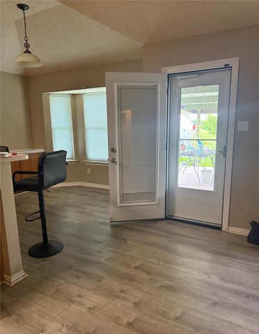 202 Castleridge Drive, Red Oak, TX 75154