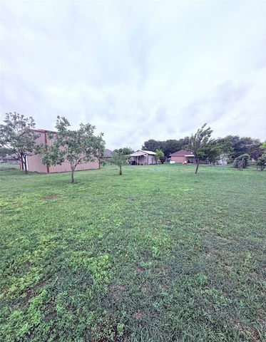 202 Castleridge Drive, Red Oak, TX 75154