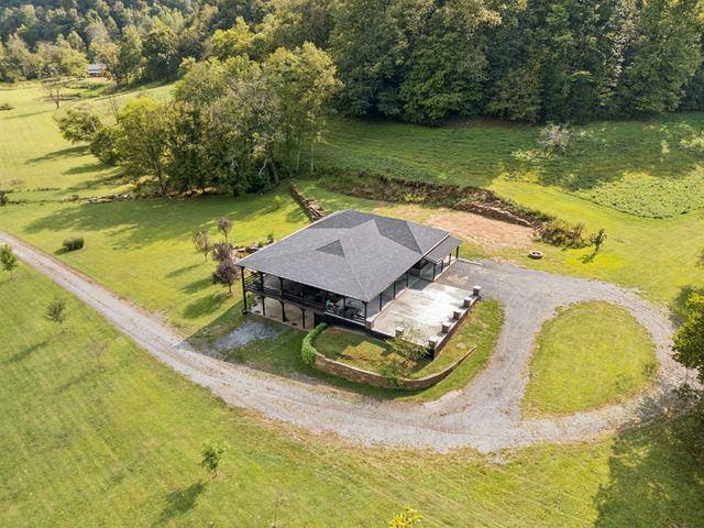 2658 Sycamore Valley Rd, Pleasant Shade, TN 37145