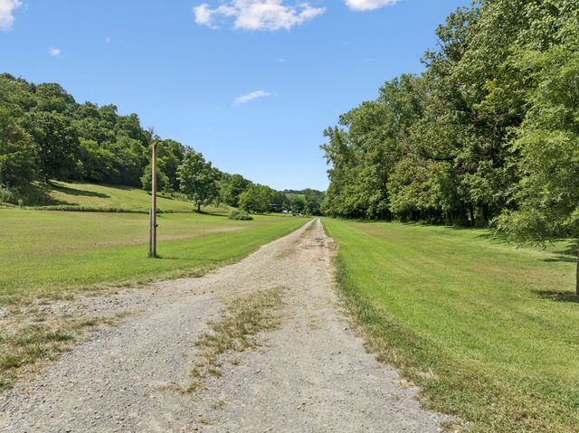 2658 Sycamore Valley Rd, Pleasant Shade, TN 37145