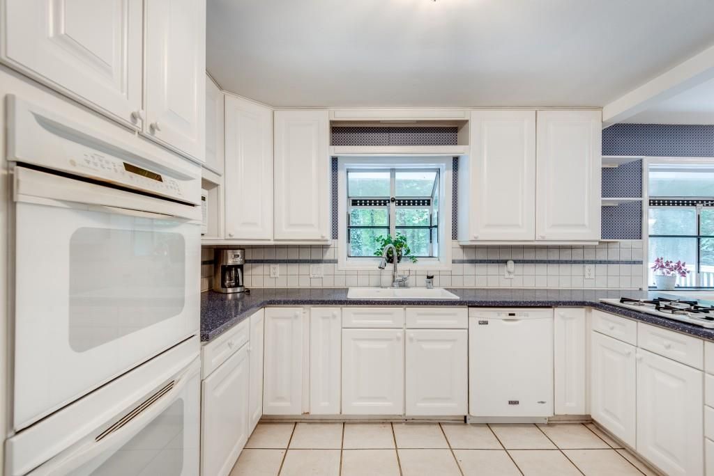 Image 10 of property listing at 1800 Angelique Drive, Decatur, GA 30033