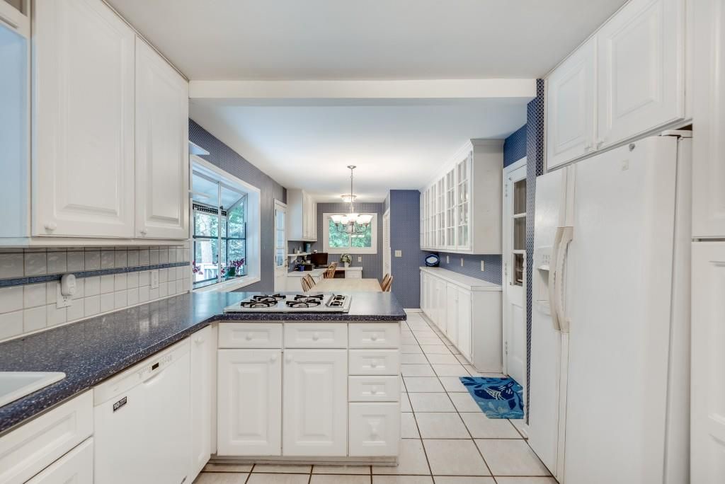 Image 9 of property listing at 1800 Angelique Drive, Decatur, GA 30033