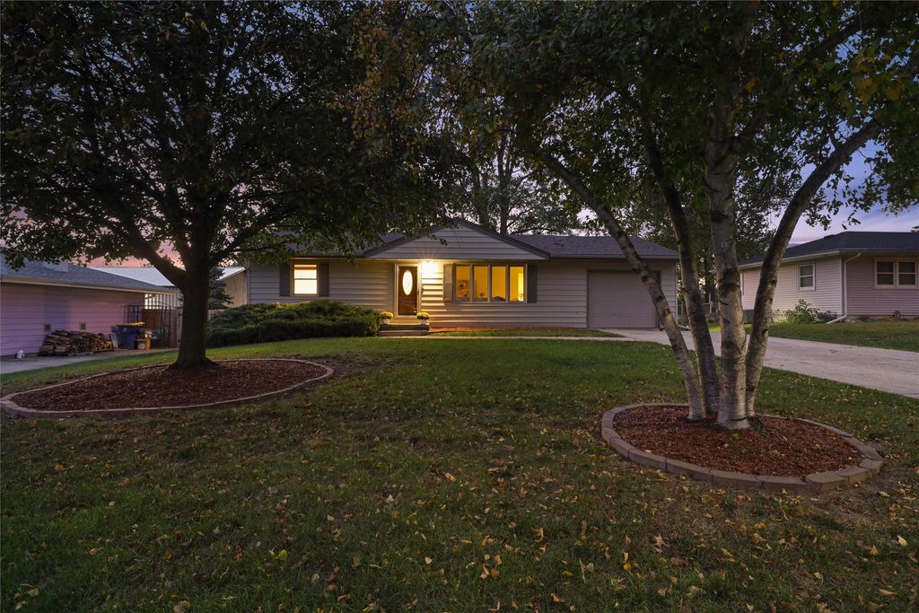 8046 Crestview Drive, Des Moines, IA 50320