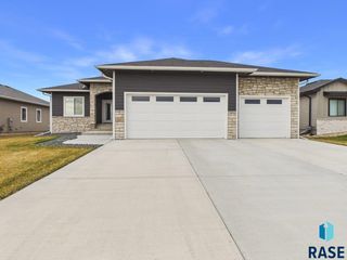 815 Yuzina Ave Avenue, Harrisburg, SD 57032