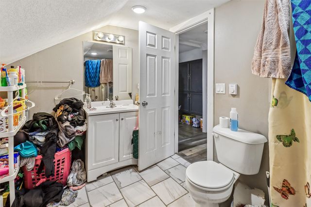 2712 Dean Avenue, Des Moines, IA 50317